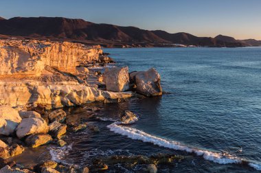 Escullos sahil Sunrise. Doğal Park, Cabo de Gata. İspanya.