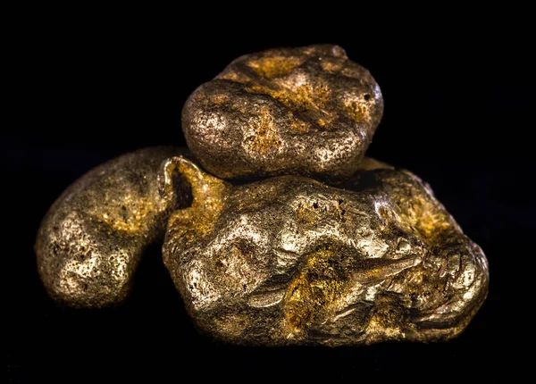 Bryłki złota na czarnym tle — Zdjęcie stockowe