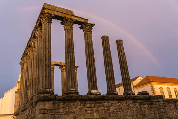 Arcobaleno sul tempio romano di Evora — Foto Stock