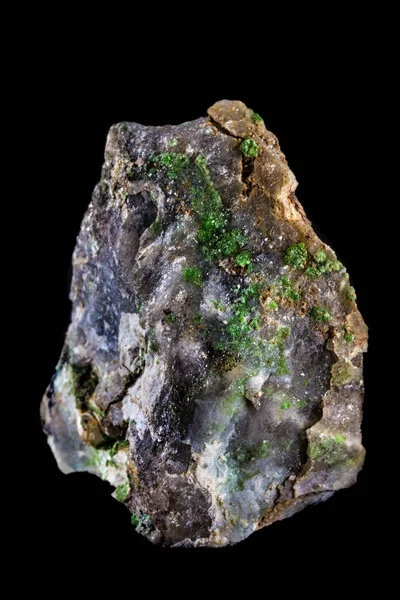Conichalcite mineral sobre fundo preto — Fotografia de Stock