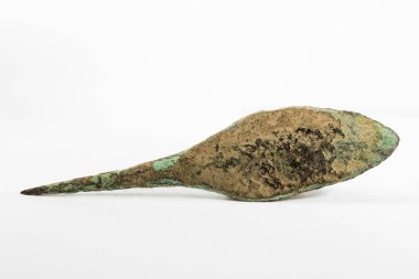 Beyaz arka plan üzerinde antik ok ucu