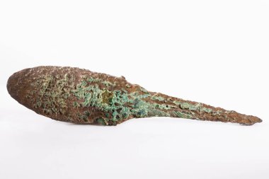 Beyaz arka plan üzerinde antik ok ucu