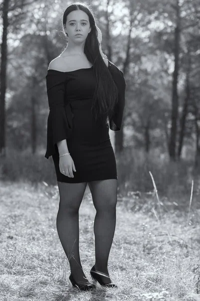 Jonge vrouw in een dennenbos. — Stockfoto
