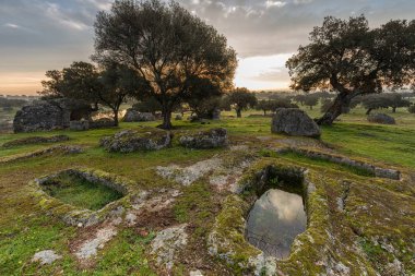Üç antik antropomorfik mezarlar