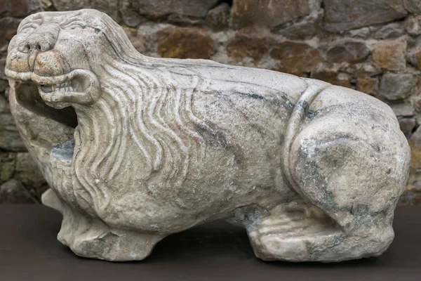 León de mármol en Evora — Foto de Stock