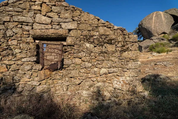 Paisaje con ventana de casa en ruinas — Foto de Stock