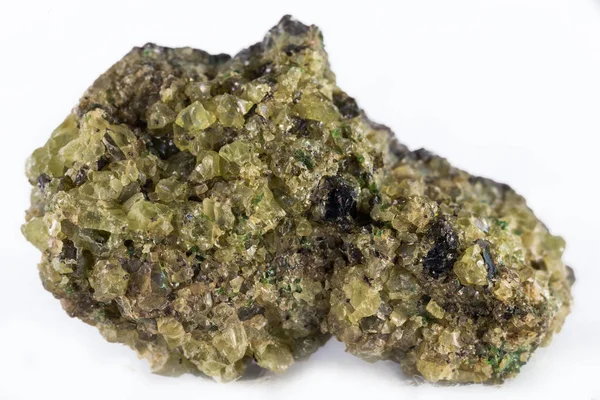 白色背景上的橄榄石矿物 — 图库照片