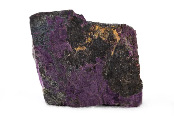 Minerale purpurite pe fundal alb — Fotografie, imagine de stoc