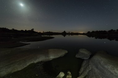 Barruecos ay ışığında