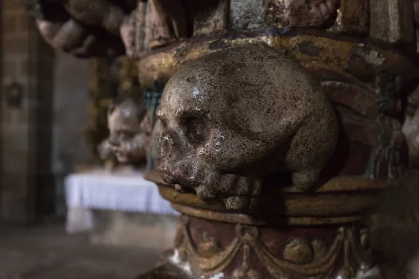 Totenkopf in der Kirche — Stockfoto