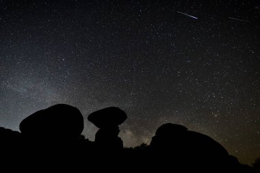 Kayan yıldızlar. Barruecos 'un Doğal Alanı' nda gece fotoğrafçılığı. Extremadura. İspanya.