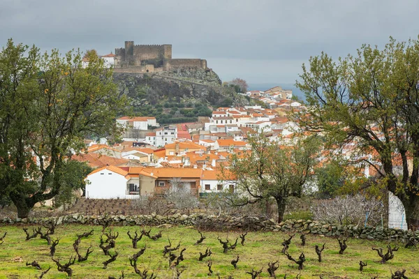 Montanchez 'in ortaçağ şatosuyla manzarası. Extremadura. İspanya.