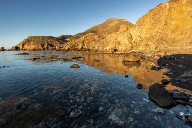 Escullos sahilinde gün doğumu. Cabo de Gata 'nın Doğal Parkı. Almerya 'da. İspanya.