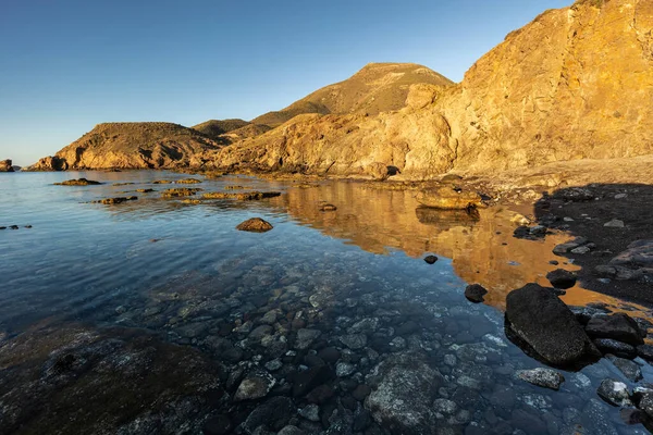 Escullos sahilinde gün doğumu. Cabo de Gata 'nın Doğal Parkı. Almerya 'da. İspanya.