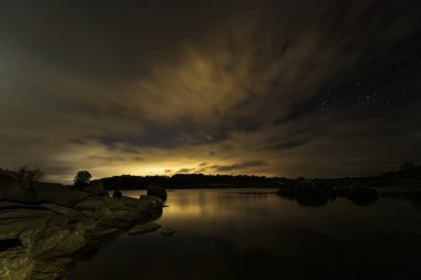 Barruecos Doğal Alanı 'ndaki gece manzarası. Extremadura. İspanya.