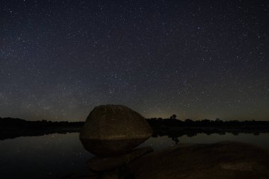 Gece fotoğraf Barruecos doğal alanı içinde. Extremadura. İspanya.