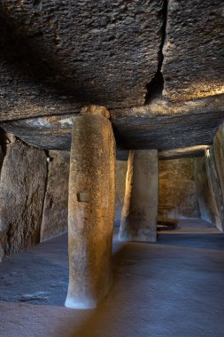 Dolmen de Menga, Malaga 'nın başkenti Antequera' dadır. MÖ 3. milenyumdan kalma, kaplanmış bir galeri dolmeni ve neredeyse dikdörtgen bir bitki..