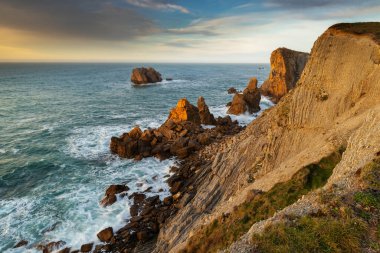 Urros de Liencres 'deki manzara. Cantabria 'da. İspanya.