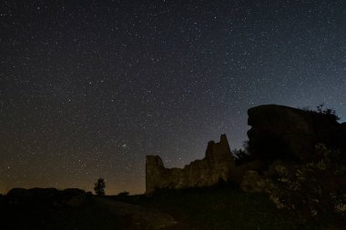 Barruecos Doğal Alanı 'nda harabeleri olan gece fotoğrafçılığı. Extremadura. İspanya.