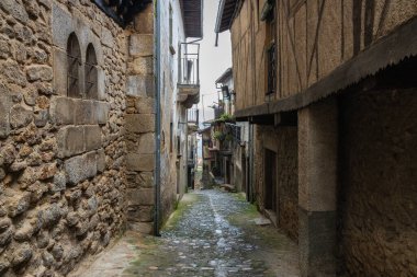 Miranda del Castanar 'ın tarihi şehrinde tipik bir cadde. İspanya.