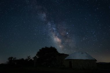 Barruecos Doğal Parkı 'nda Samanyolu ile gece manzarası. Extremadura. İspanya.