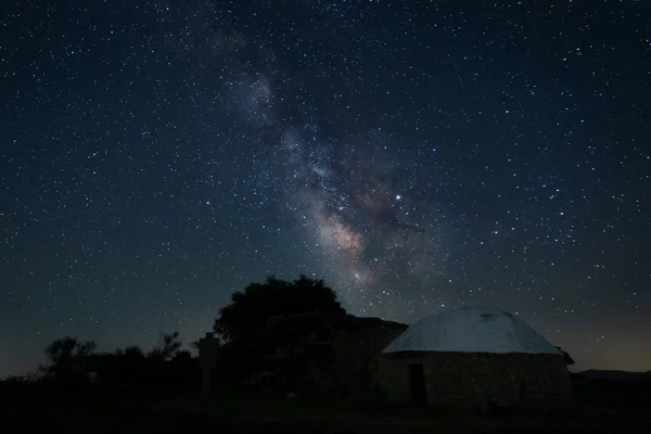 Paisaje Nocturno Con Vía Láctea Parque Natural Barruecos Extremadura España — Foto de Stock