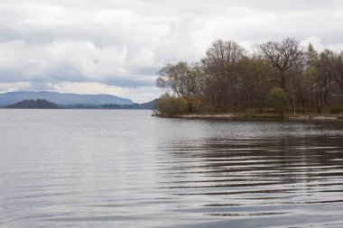 Loch Lomond (Gael. Loch Laomainn) - bir göl bulunan Trossachs Milli Parkı ve Birleşik Krallık en büyük kıta temiz su tankı Highland sınır hatası tektonik fay üzerinde 