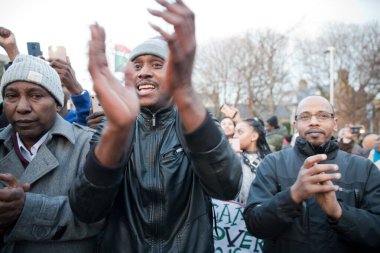15 Ocak 2019 'da Edinburgh, İskoçya' da 200 'den fazla insan Sudan' daki insan hakları durumunu vurgulamak için Edinburgh 'daki İskoç Parlamentosu önünde bir protesto düzenledi. Halk Ömer el Beşir 'in diktatörlüğünü protesto etti,