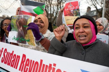 15 Ocak 2019 'da Edinburgh, İskoçya' da 200 'den fazla insan Sudan' daki insan hakları durumunu vurgulamak için Edinburgh 'daki İskoç Parlamentosu önünde bir protesto düzenledi. Halk Ömer el Beşir 'in diktatörlüğünü protesto etti,
