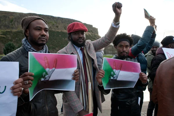 15 Ocak 2019 'da Edinburgh, İskoçya' da 200 'den fazla insan Sudan' daki insan hakları durumunu vurgulamak için Edinburgh 'daki İskoç Parlamentosu önünde bir protesto düzenledi. Halk Ömer el Beşir 'in diktatörlüğünü protesto etti,