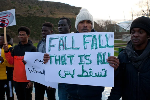 15 Ocak 2019 'da Edinburgh, İskoçya' da 200 'den fazla insan Sudan' daki insan hakları durumunu vurgulamak için Edinburgh 'daki İskoç Parlamentosu önünde bir protesto düzenledi. Halk Ömer el Beşir 'in diktatörlüğünü protesto etti,
