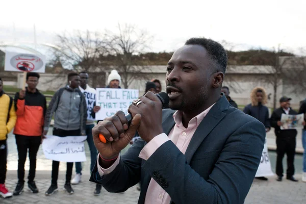 15 Ocak 2019 'da Edinburgh, İskoçya' da 200 'den fazla insan Sudan' daki insan hakları durumunu vurgulamak için Edinburgh 'daki İskoç Parlamentosu önünde bir protesto düzenledi. Halk Ömer el Beşir 'in diktatörlüğünü protesto etti,