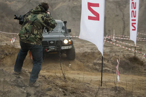 Mitingde fotoğraf çeken bir foto muhabiri. 6 Aralık 2014 'te Polonya' nın Trzepowo şehrinde yetimlere yardım etmek için bir hayır kurumu off-road otomobil mitingi düzenlendi. Toplam gelir, Noel hediyeleri ve okul malzemeleri satın alınması içindi..
