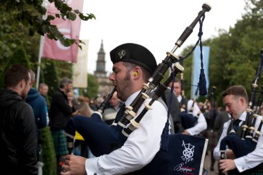 2016 Dünya Boru Grubu Şampiyonası sırasında Inveraray & District Boru Grubu. Şampiyonalar 12 ve 13 Ağustos tarihlerinde Glasgow Green Scotland 'da gerçekleşti..