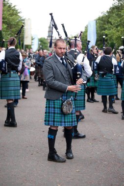 2016 Dünya Boru Grubu Şampiyonası sırasında Inveraray & District Boru Grubu. Şampiyonalar 12 ve 13 Ağustos tarihlerinde Glasgow Green Scotland 'da gerçekleşti..