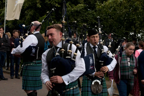 2016 Dünya Boru Grubu Şampiyonası sırasında Inveraray & District Boru Grubu. Şampiyonalar 12 ve 13 Ağustos tarihlerinde Glasgow Green Scotland 'da gerçekleşti..