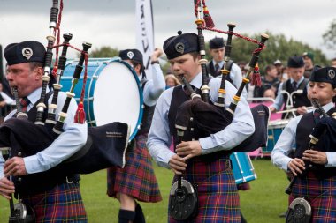 Bucksburn & District Pipe Band, Aberdeen Est. 1947, 2016 Dünya Boru Grubu Şampiyonası sırasında. Şampiyonalar 12 ve 13 Ağustos tarihlerinde Glasgow Green Scotland 'da gerçekleşti..