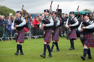 Bucksburn & District Pipe Band, Aberdeen Est. 1947, 2016 Dünya Boru Grubu Şampiyonası sırasında. Şampiyonalar 12 ve 13 Ağustos tarihlerinde Glasgow Green Scotland 'da gerçekleşti..