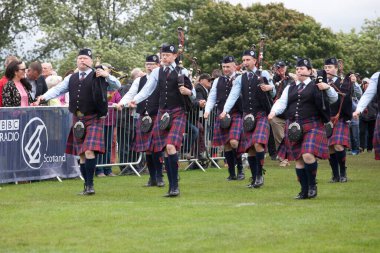 Bucksburn & District Pipe Band, Aberdeen Est. 1947, 2016 Dünya Boru Grubu Şampiyonası sırasında. Şampiyonalar 12 ve 13 Ağustos tarihlerinde Glasgow Green Scotland 'da gerçekleşti..