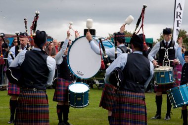 Bucksburn & District Pipe Band, Aberdeen Est. 1947, 2016 Dünya Boru Grubu Şampiyonası sırasında. Şampiyonalar 12 ve 13 Ağustos tarihlerinde Glasgow Green Scotland 'da gerçekleşti..