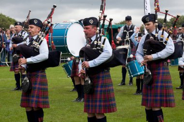 Bucksburn & District Pipe Band, Aberdeen Est. 1947, 2016 Dünya Boru Grubu Şampiyonası sırasında. Şampiyonalar 12 ve 13 Ağustos tarihlerinde Glasgow Green Scotland 'da gerçekleşti..
