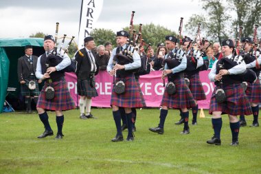 Bucksburn & District Pipe Band, Aberdeen Est. 1947, 2016 Dünya Boru Grubu Şampiyonası sırasında. Şampiyonalar 12 ve 13 Ağustos tarihlerinde Glasgow Green Scotland 'da gerçekleşti..