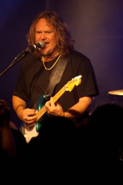 Varşova Polonya 'daki Progresja kulübünde Pendragon grubu konseri. 10-10-2008. Pendragon, 1978 yılında İngiltere 'nin Stroud kentinde gitarist ve vokalist Nick Barrett tarafından Zeus Pendragon adıyla kurulan İngiliz yenilikçi rock grubudur..