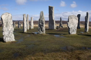 İskoçya 'nın Outer Hebrides bölgesindeki Lewis' in batı kıyısındaki Callanish Taşları. Neolitik çağın sonlarında dikilmiş ve Bronz Çağı boyunca ayin faaliyetlerinin odak noktasıydılar. Callanish köyünün yakınındalar. 