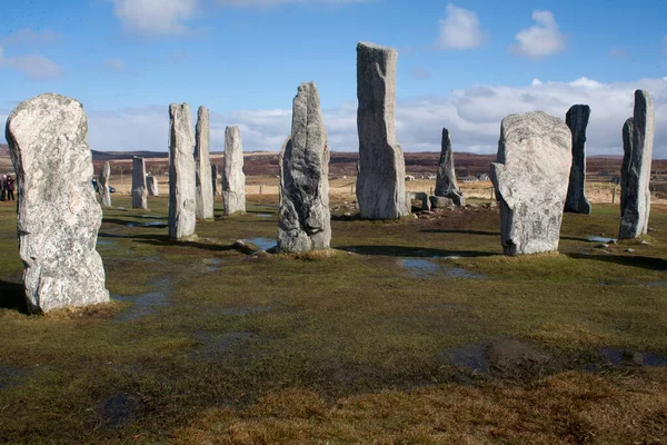 İskoçya 'nın Outer Hebrides bölgesindeki Lewis' in batı kıyısındaki Callanish Taşları. Neolitik çağın sonlarında dikilmiş ve Bronz Çağı boyunca ayin faaliyetlerinin odak noktasıydılar. Callanish köyünün yakınındalar. 