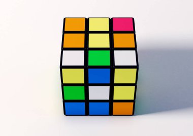 Sao Paulo - Brezilya - 07 Şubat 2018 Rubik küp beyaz arka plan üzerinde. Orada iki sürümü, bir ucu açık ve bir karar vermek. Rubik küpü bir Macar tarafından icat mimar Erno Rubik 1974 yılında.