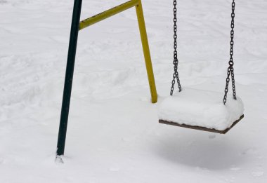 Kışın kar ile salıncak