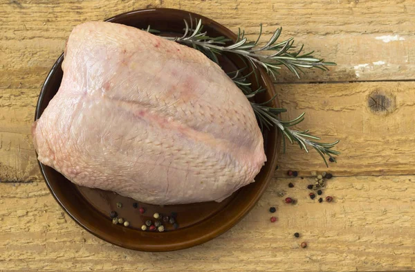 Surowe piersi kurczaka ze skórą — Zdjęcie stockowe