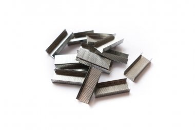 Bir yığın metal zımba. Beyaz bir arkaplanda izole edilmiş.