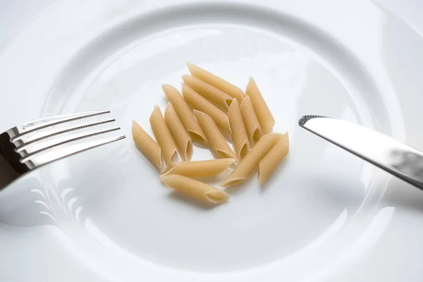 çatal ve bıçak ile plaka ham İtalyan makarna kapat